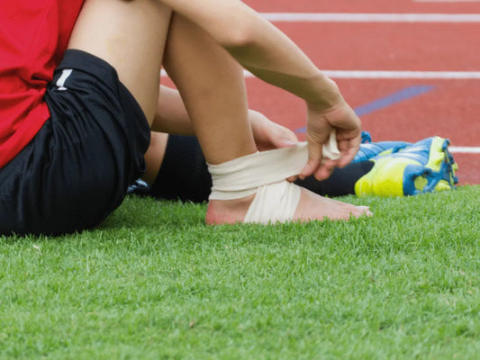 Les bonnes stratégies pour éviter les douleurs de chevilles au football - MOUVERS.CO